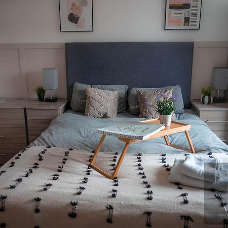 Spacious 1-Bedroom Home With Free Private Parking Swansea Exterior foto
